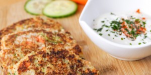 Beitragsbild des Blogbeitrags Leckere Low Carb Gemüsepuffer mit Knoblauchdip