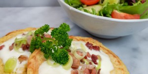 Beitragsbild des Blogbeitrags Low Carb Flammkuchen Rezept – Der Klassiker in der kohlenhydratarmen und eiweißreichen Version 