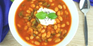 Beitragsbild des Blogbeitrags Würzige Serbische Bohnensuppe – Low Carb Rezept zum Abnehmen