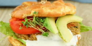Beitragsbild des Blogbeitrags Leckere Low Carb Burger Brötchen mit herzhaften Patties – Vegetarisch und gesund