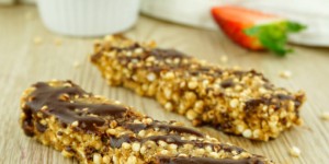 Beitragsbild des Blogbeitrags Quinoa Riegel: Selbstgemachter Energieriegel für zwischendurch – Gesunder Fitness Snack