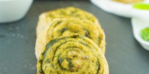 Beitragsbild des Blogbeitrags Saftige Vollkorn Pesto Schnecken mit Bärlauch – Gesunder und sättigender Snack