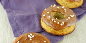 Beitragsbild des Blogbeitrags Gesunde Donuts im Backofen selber machen – Glutenfreies Low Carb Rezpet für Apfel Zimt Donuts 
