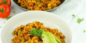 Beitragsbild des Blogbeitrags Orientalische Kichererbsen Cous Cous Pfanne – Leckeres, sättigendes und veganes Gericht zum Abnehmen