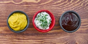 Beitragsbild des Blogbeitrags 12 gesunde Soßen und Dips zum Abnehmen – Kalorienarme Rezepte zum Grillen und Dippen 