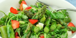 Beitragsbild des Blogbeitrags Spargelsalat mit Erdbeeren und Mozzarella – Gesundes Low Carb Rezept zum Abnehmen