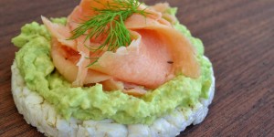 Beitragsbild des Blogbeitrags Gesunde Fitness Snacks für unterwegs: 10 Rezepte für die Arbeit, Ausbildung und Freizeit