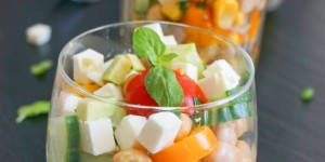 Beitragsbild des Blogbeitrags Sommerlicher Kichererbsen Salat mit Feta und Avocado – Leichtes Rezept zum Abnehmen