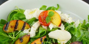 Beitragsbild des Blogbeitrags Mozzarella Salat mit Pfirsich – Sommerliches Low Carb Rezept zum Abnehmen 