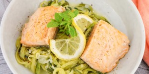 Beitragsbild des Blogbeitrags Low Carb Lachs mit Zitronen Zoodles – Leichtes Gericht ohne Kohlenhydrate