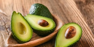 Beitragsbild des Blogbeitrags 10 Gründe, warum Avocado gesund ist und wieso du sie dennoch nicht zu häufig essen solltest