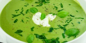 Beitragsbild des Blogbeitrags Low Carb Brokkolisuppe – Kalorienarm, gesund und einfach 