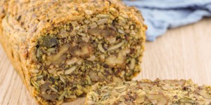 Beitragsbild des Blogbeitrags Low Carb Brot mit Nüssen – Einfaches & leckeres Rezept 