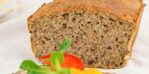 Beitragsbild des Blogbeitrags Low Carb Eiweißbrot Rezept – Gesund backen mit Quark