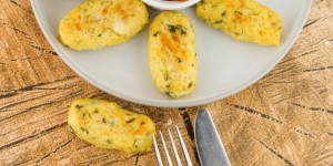 Beitragsbild des Blogbeitrags Low Carb Blumenkohl-Kroketten mit Käse – Vegetarisches Rezept