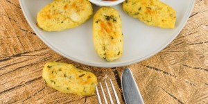 Beitragsbild des Blogbeitrags Low Carb Blumenkohl-Kroketten mit Käse – Vegetarisches Rezept 