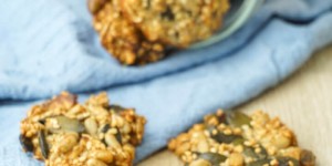 Beitragsbild des Blogbeitrags Low Carb Cracker mit Sesam – Süßes oder salziges Rezept