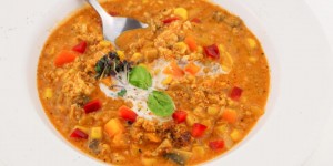 Beitragsbild des Blogbeitrags Low Carb Pizzasuppe selber machen – Vegetarisch oder mit Hackfleisch