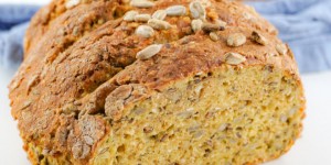 Beitragsbild des Blogbeitrags Low Carb Brot mit Sonnenblumenkernen – Gesundes Rezept mit Quark