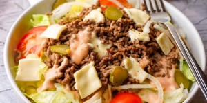 Beitragsbild des Blogbeitrags Low Carb Big Mac Salat – Das Original Rezept von Lecker Abnehmen