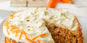 Beitragsbild des Blogbeitrags Low Carb Karottenkuchen Rezept – Saftiger Möhrenkuchen mit Mandelmehl