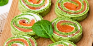 Beitragsbild des Blogbeitrags Low Carb Lachsrolle mit Spinat und Frischkäse – Party Rezept