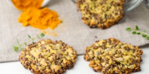 Beitragsbild des Blogbeitrags Glutenfreie Low Carb Leinsamen-Cracker – Rezept mit Kurkuma