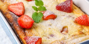 Beitragsbild des Blogbeitrags Grießauflauf mit Quark und Erdbeeren – Gesundes Fitness Rezept 