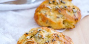 Beitragsbild des Blogbeitrags Low Carb Brötchen mit Hüttenkäse – Kohlenhydratarmes Brötchen Rezept ohne Quark