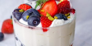 Beitragsbild des Blogbeitrags Gesundes Schichtdessert mit Beeren – Fruchtig-leichter Low Carb Nachtisch 