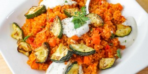 Beitragsbild des Blogbeitrags Bulgurpfanne mit Gemüse und Dip – Gesundes Mittag- oder Abendessen