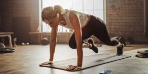 Beitragsbild des Blogbeitrags Die 10 besten Bauchübungen ohne Situps – Effektive flacher Bauch Übungen 