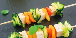 Beitragsbild des Blogbeitrags Gemüse-Käse-Spieße – Vegetarische Grill-Idee für den Sommer