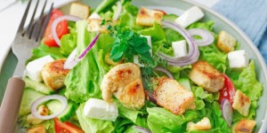 Beitragsbild des Blogbeitrags Griechischer Salat mit Hähnchenbrust und knusprigen Brotwürfeln – Leckeres Fitness Gericht 