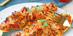 Beitragsbild des Blogbeitrags Zucchini gefüllt mit Hackfleisch – Einfaches Low Carb Gericht