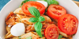 Beitragsbild des Blogbeitrags Italienischer Nudelsalat – Mediterranes und gesundes Rezept 
