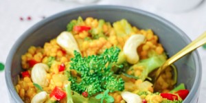 Beitragsbild des Blogbeitrags Linsen Curry mit Brokkoli – Schnelles, gesundes und veganes Rezept