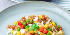 Beitragsbild des Blogbeitrags Gesunde Hackfleischpfanne mit Reis und Gemüse – Abend- oder Mittagessen zum Abnehmen
