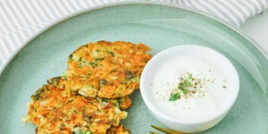 Beitragsbild des Blogbeitrags Möhren Puffer mit Zucchini – Gesundes, vegetarisches Fitness Rezept