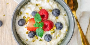 Beitragsbild des Blogbeitrags Kalorienarmer Grießbrei mit Beeren – Fitness Frühstück zum Abnehmen