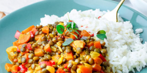 Beitragsbild des Blogbeitrags Linsen Dal Rezept – Gesundes und veganes Fitness Gericht