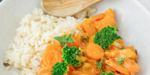 Beitragsbild des Blogbeitrags Veganes Gemüse Curry Rezept – Thailändisches Gericht mit Kokosmilch