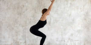 Beitragsbild des Blogbeitrags Abnehmen durch Yoga: Das sind die 8 besten Asanas für den Fettabbau 