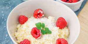 Beitragsbild des Blogbeitrags Quinoa Milchreis mit Beeren – Gesundes Frühstück zum Abnehmen 
