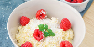 Beitragsbild des Blogbeitrags Quinoa Milchreis mit Beeren – Gesundes Frühstück zum Abnehmen