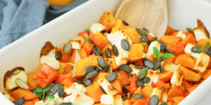 Beitragsbild des Blogbeitrags Ofen Kürbis mit Feta und Kürbiskernen – Gesundes Rezept für Herbst und Winter