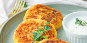 Beitragsbild des Blogbeitrags Süßkartoffel Frikadellen mit Feta – Gesundes vegetarisches Rezept 