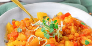 Beitragsbild des Blogbeitrags Veganer Linseneintopf mit Kartoffeln und roten Linsen – Gesundes und kalorienarmes Rezept zum Abnehmen