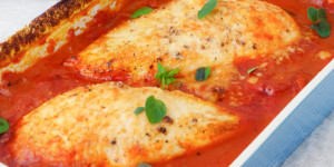 Beitragsbild des Blogbeitrags Hähnchen in Tomatensauce – Einfaches Low Carb Rezept für mittags oder abends
