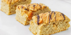 Beitragsbild des Blogbeitrags Haferflocken Riegel selber machen – Fitness Snack zum Abnehmen mit Banane und Erdnussbutter